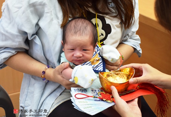 謝寶寶(台中北區嬰兒寶寶滿月剃頭理髮、免費嬰兒剃胎毛儀式吉祥話)。中國風會場，爸媽寶貝免費穿「日中韓」古裝禮服。專業拍照、DVD光碟、證書。★購買「臍帶章、肚臍章、胎毛筆刷印章」贈送：剃頭、收涎、抓周，三選一。 2015.11.15 照片13
